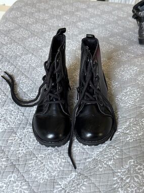 Old Navy Black Kids Lace-Up Combat Boots with Side Zipper